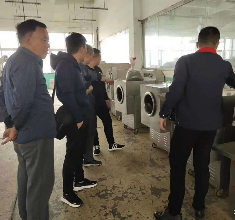 山西客戶來廠實地考察并現(xiàn)場試機(jī)炒制黑扁豆 山西客戶來廠實地考察并現(xiàn)場試機(jī)炒制黑扁豆