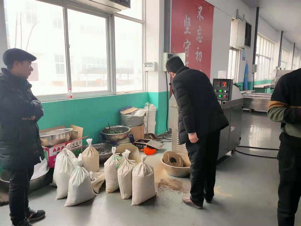 12月29日，河南客戶來(lái)廠試機(jī)電磁炒貨機(jī)炒制化工原料